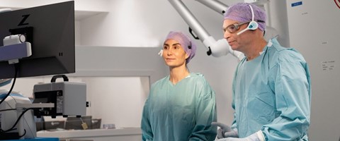 Camilla og Jan på operationsstue 1200x500.jpg