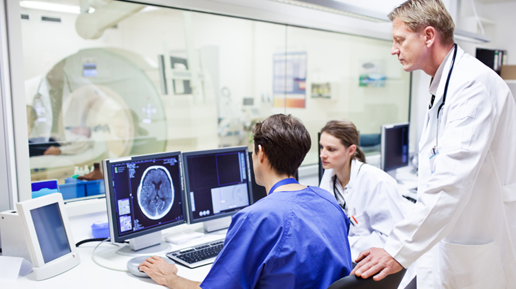 Aleris-Hamlet radiologer foretager MR-scanning